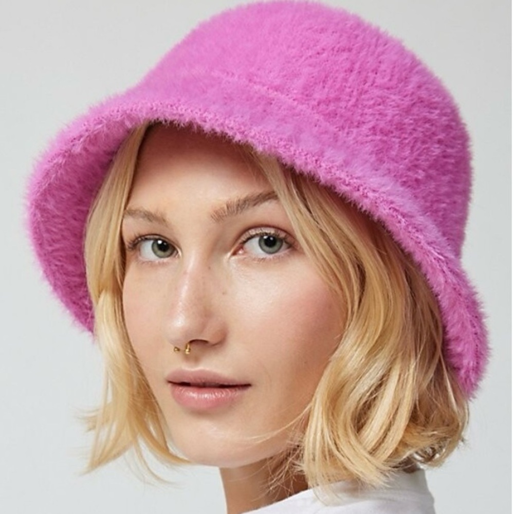 Urban Outfitters Cassie Fuzzy Bucket Hat Pink OS 
NWOT